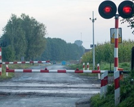 Тир блъсна пет коли на жп прелез