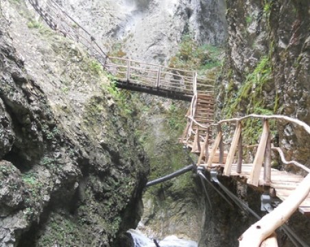 Туристи вървят по Дяволската екопътека на час от Пловдив