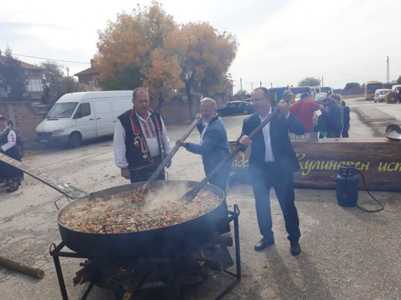 Министър Порожанов забърка патешки кебап за 500 човека в Раковски СНИМКИ
