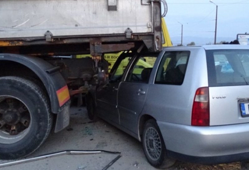 Пиян шофьор заби колата си в камион, размина се без драскотина СНИМКА