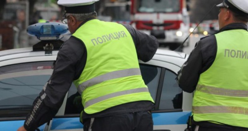 Полицаи за пример: Униформени помогнаха на жена, закъсала на пътя