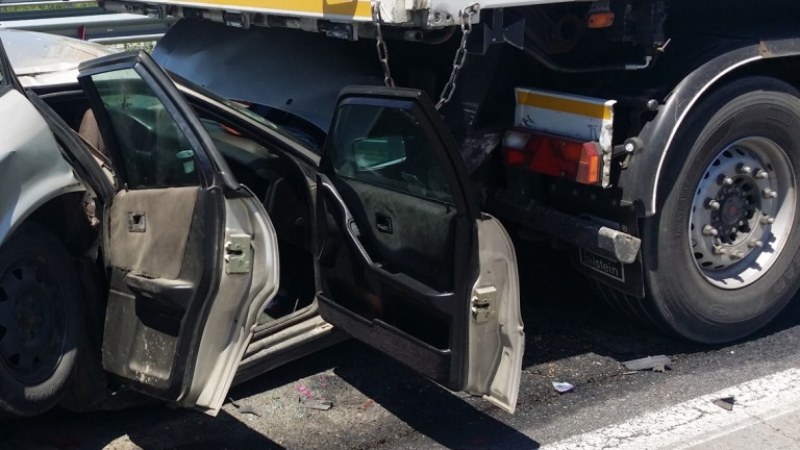 Тежка катастрофа край Смолян! Кола се заби в камион за дървесина СНИМКА
