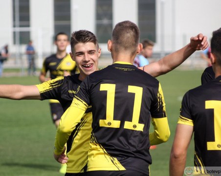 Ботев разгроми Септември в дербито при 17-годишните