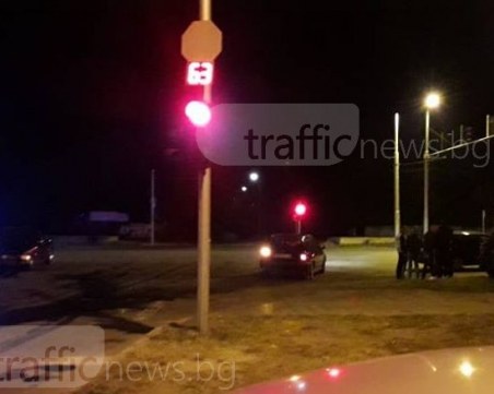 Катастрофа край Скобелева майка! Две коли се удариха, едната се заби в билборд СНИМКИ