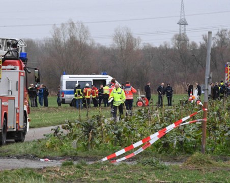 Малък самолет падна върху пешеходци в Германия, има жертви