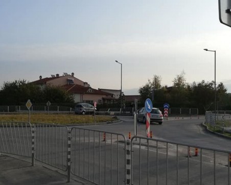 Мерцедес излетя от кръговото на Остромила в Пловдив СНИМКИ