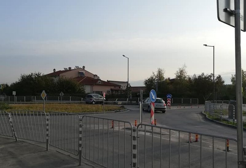 Мерцедес излетя от кръговото на Остромила в Пловдив СНИМКИ