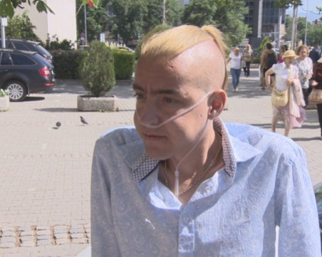 Близките на починалия Адриан, продължават борбата с държавата