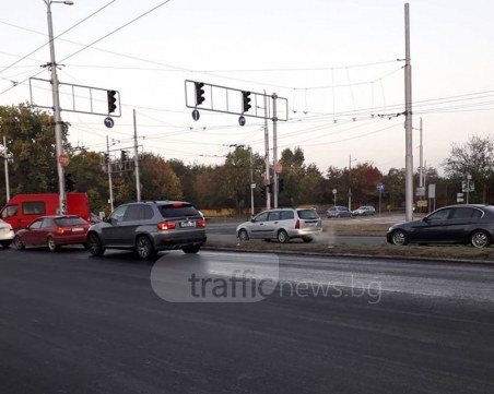 Хаос на Асеновградско! Едното платно е затворено, колите нахлуват в насрещното СНИМКИ