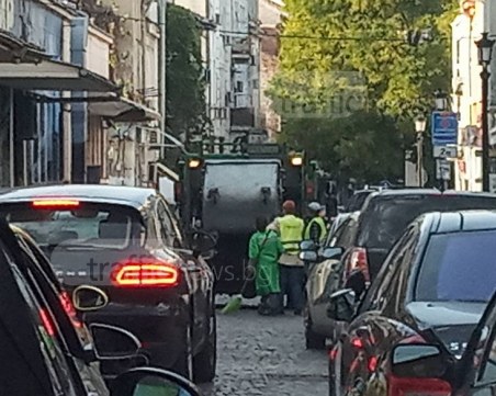 Камион за смет блокира Капана СНИМКИ