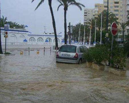 Наводнения и отмени полети в Испания, призовават хората да напуснат домовете си