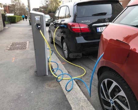Пловдивчаните с електромобили зареждат безплатно колите си за три години
