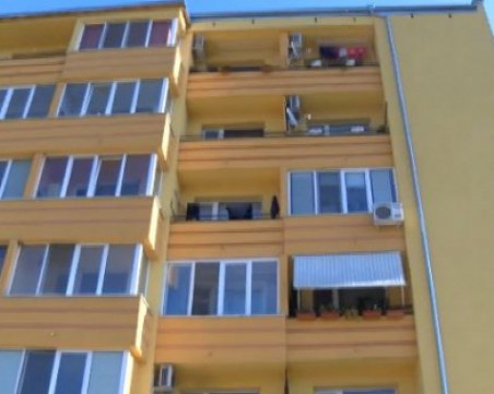 Саниран блок за половин милион лева започна да се разпада