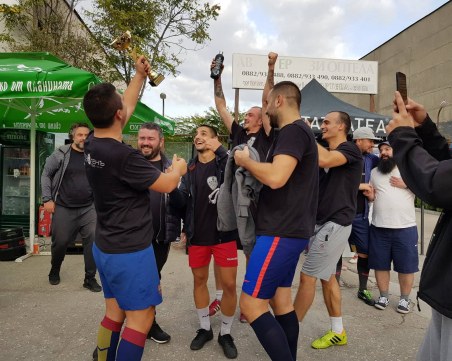 Жестока футболна драма за купата на пловдивските заведения в турнира “Древен и Пиян“ СНИМКИ