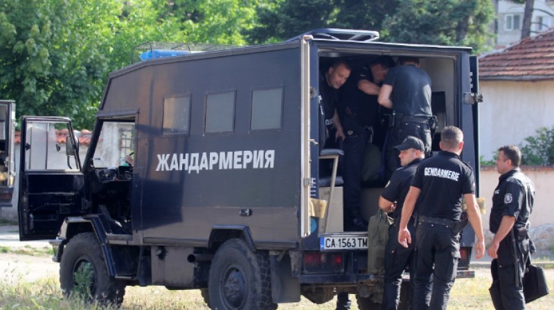 Пловдивската жандармерия обгради Гълъбово! Роми нападнаха полицаи с брадви и мотики