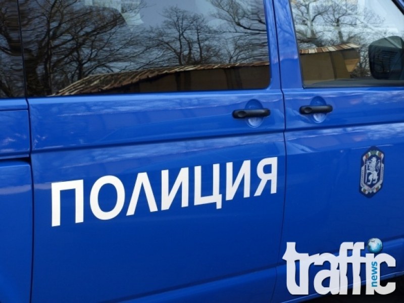 Полицейски бус отнесе кола при гонка в столицата