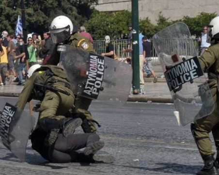 Четирима полицаи пострадаха при размирици в Атина