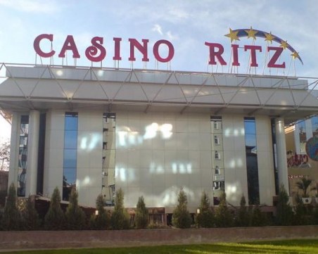 Мъж вилнее в казино 