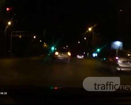 Пловдивчанин си спести обратния завой, като се заби в насрещното ВИДЕО