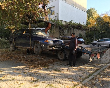 Разчистват район “Западен“ от неизползваеми автомобили за пореден път СНИМКИ