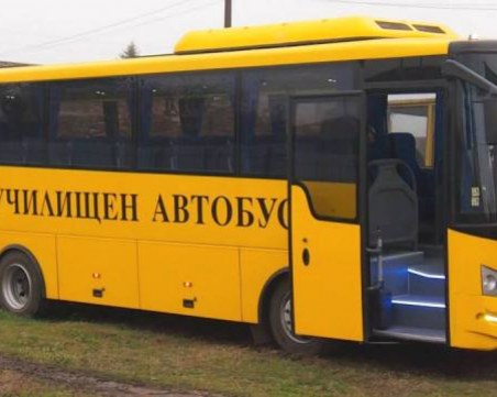 Шофьор на училищен микробус почина по време на движение, но спаси децата