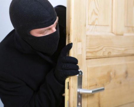 Столичанин нахлу в дома на пловдивчанка, задигна злато, пари и документи