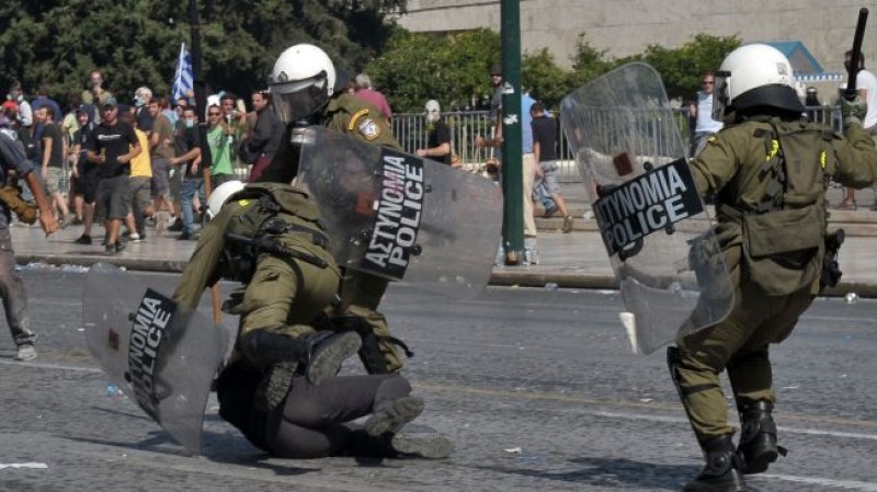 Четирима полицаи пострадаха при размирици в Атина