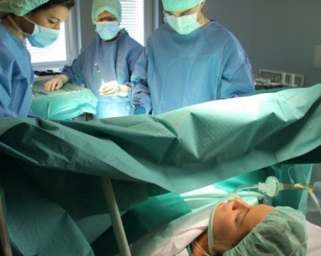 Извадиха 55-килограмов тумор от яйчника на жена