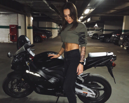 Обявената за най-секси байкърка в Русия загина при катастрофа СНИМКИ