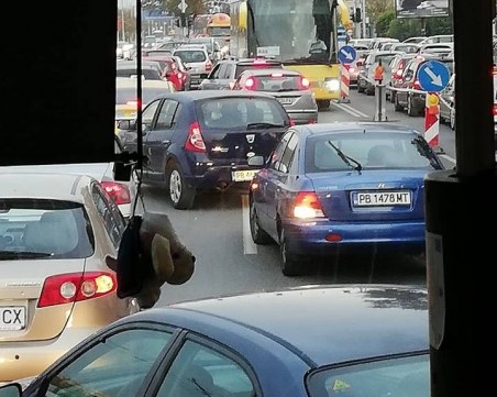 Пълен хаос на Мебелна къща заради ремонт и неработещи светофари СНИМКИ