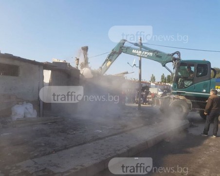 Рев и викове в Шекера! Събориха 21 постройки, 75 полицаи отцепиха района ОБНОВЕНА СНИМКИ