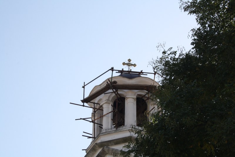 Белоземец патриот дари нов кръст и златно кубе за църквата в селото СНИМКИ