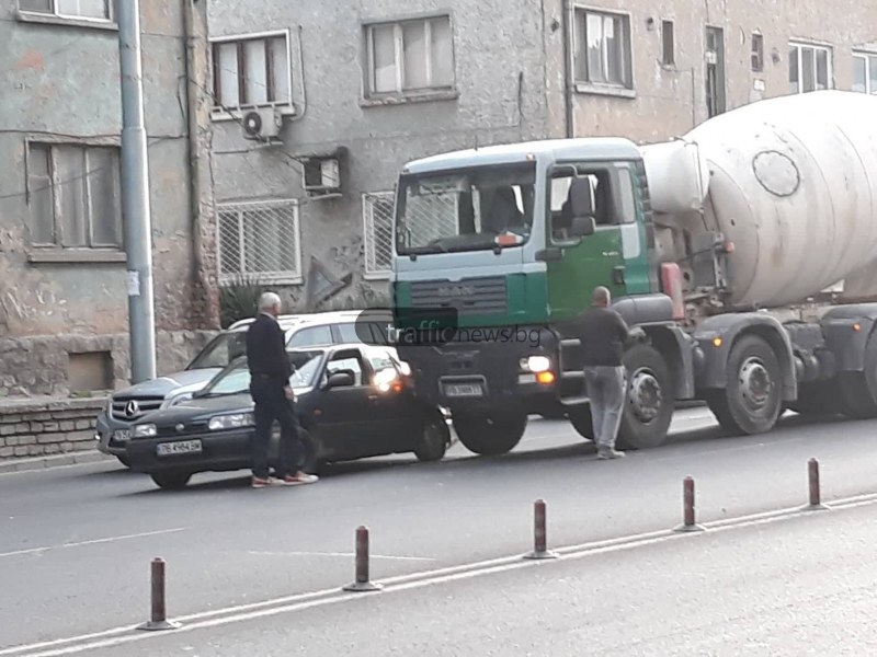 Катастрофа с бетоновоз затапи най-натоварения булевард в Пловдив СНИМКИ