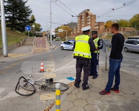 Блъснат колоездач на Коматевския възел! Лежи на земята ОБНОВЕНА СНИМКИ