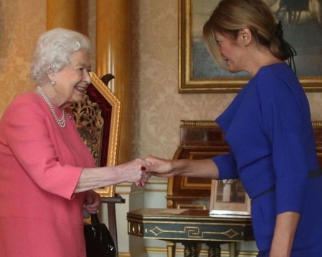 Десислава Радева подари на Елизабет брошка с мотиви от шевица, президентът – икона СНИМКИ