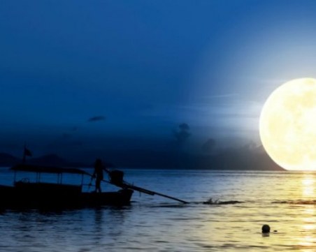 Китай извежда изкуствена луна в космоса, за да осветява градове през нощта