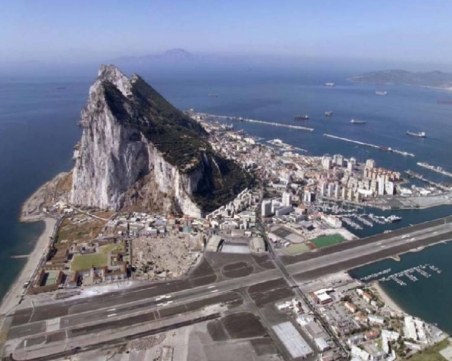 Лондон и Брюксел по-близо до Брекзит – стиснаха си ръцете за Гибралтар