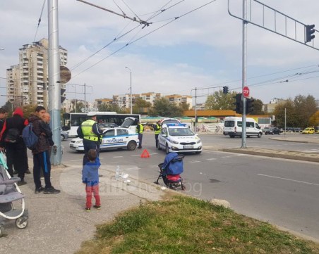 Майка и дете са блъснати от автобус в Пловдив! Жената лежи на земята СНИМКИ+ВИДЕО