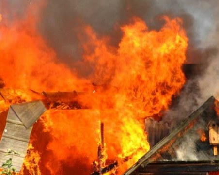 Мъж на 57 години загина след огромен пожар в дома му
