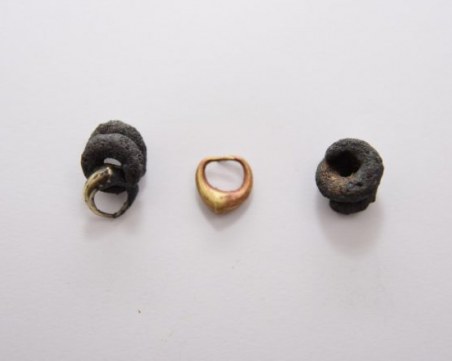 Откриха златни накити на 5000 години в могилата в местността 