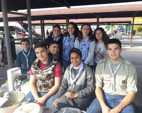 Скаути от Раковски цепят дърва и чистят на възрастни хора СНИМКИ