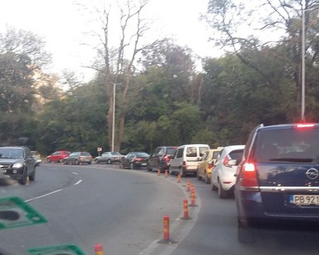 Зверска тапа блокира новата улица край Лаута