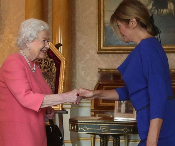 Десислава Радева подари на Елизабет брошка с мотиви от шевица, президентът – икона СНИМКИ