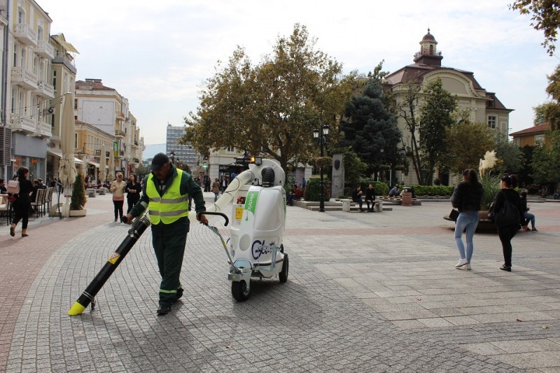 Иновативна машина ще чисти Главната улица на Пловив СНИМКИ