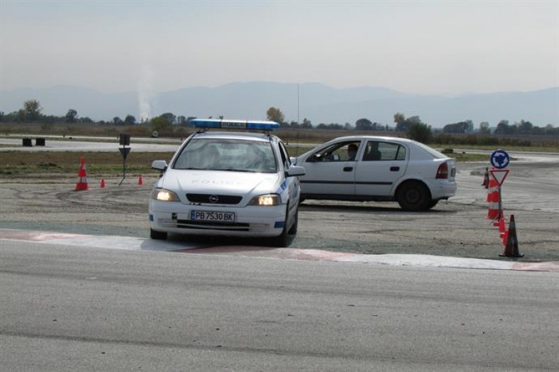 Как да шофираме безопасно? Пловдивски полицаи направиха демонстрация на пистата в Калояново СНИМКИ