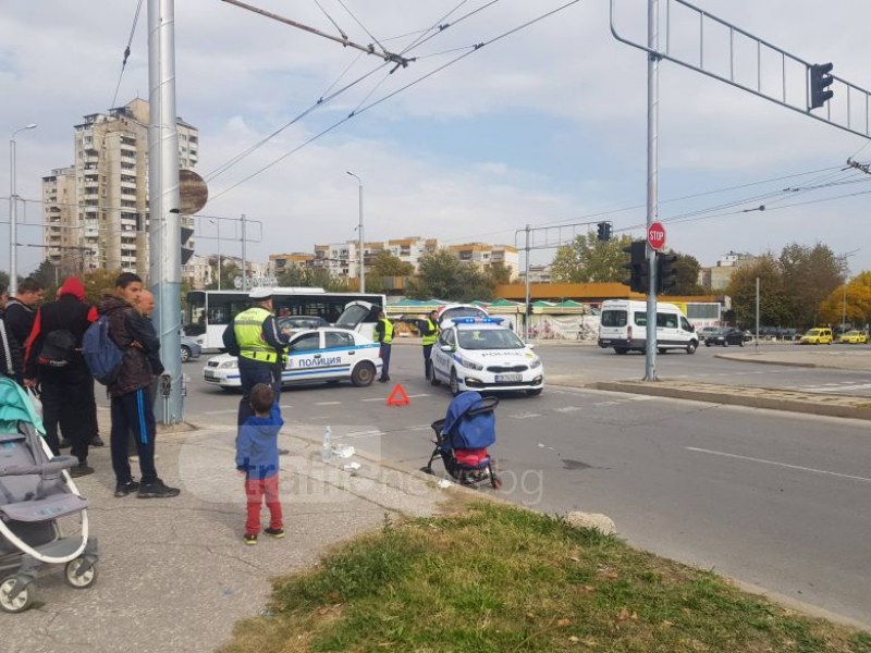 Майка и дете са блъснати от автобус в Пловдив! Жената лежи на земята СНИМКИ+ВИДЕО