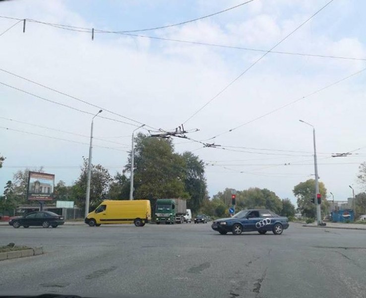 Тролейбусни жици висят заплашително над Кукленско шосе СНИМКИ