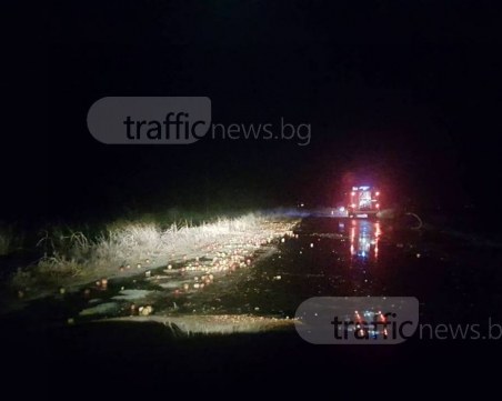 Айляк плод-зеленчук: Шофьор осея пътя край Пловдив с килограми ябълки и офейка СНИМКИ