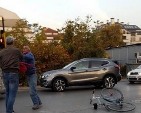 Екшън! Шофьор и велосипедист се сбиха в средата на пътя