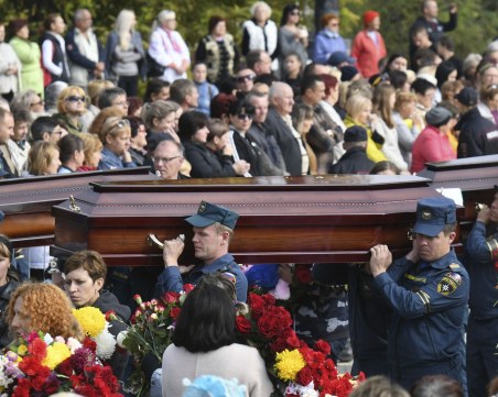 Хиляди се простиха с жертвите на масовото убийство в Керч